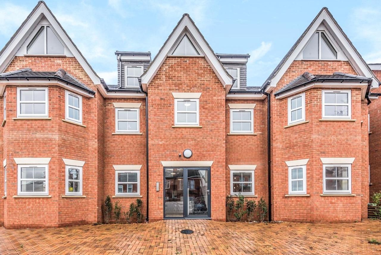 2 Bedroom City Centre Apartment In High Wycombe With Parking Buitenkant foto