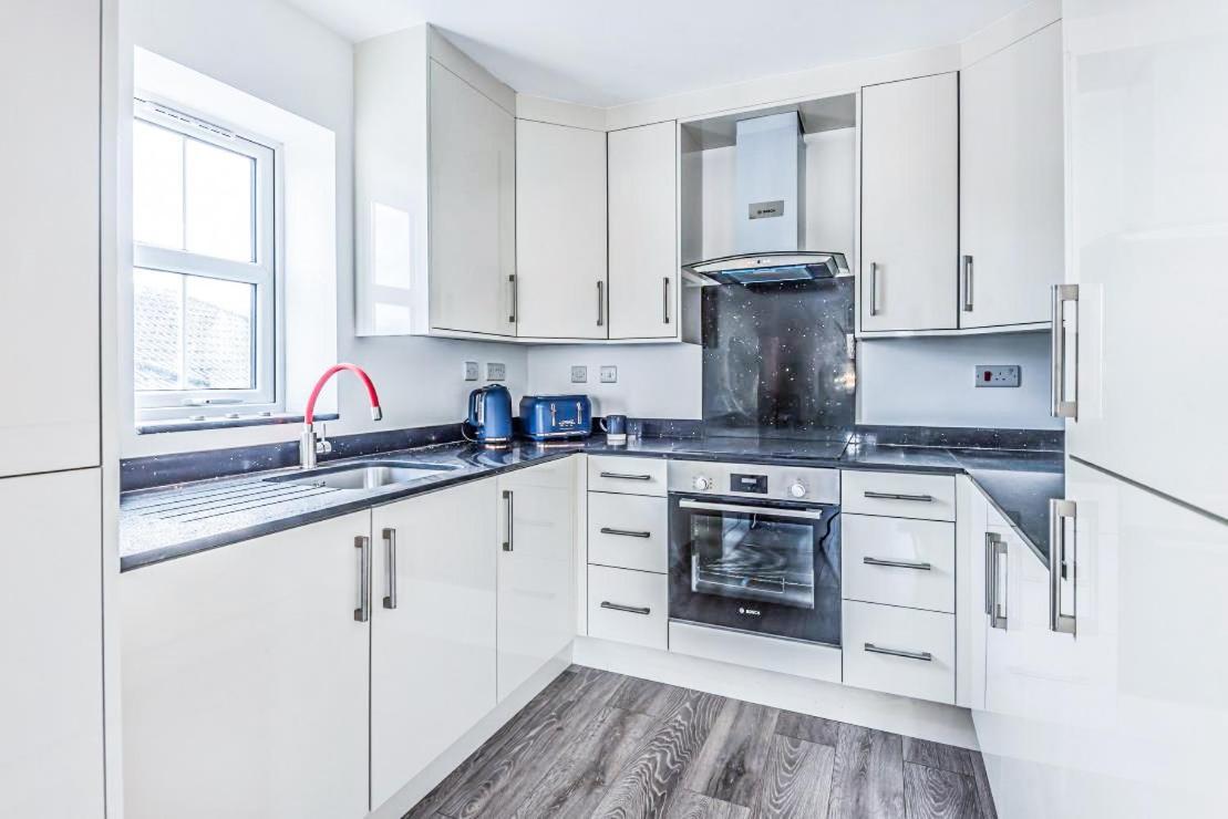 2 Bedroom City Centre Apartment In High Wycombe With Parking Buitenkant foto