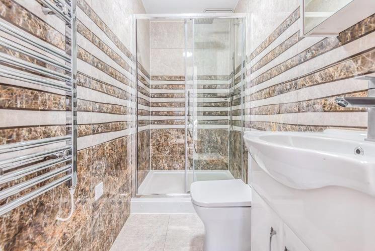 2 Bedroom City Centre Apartment In High Wycombe With Parking Buitenkant foto