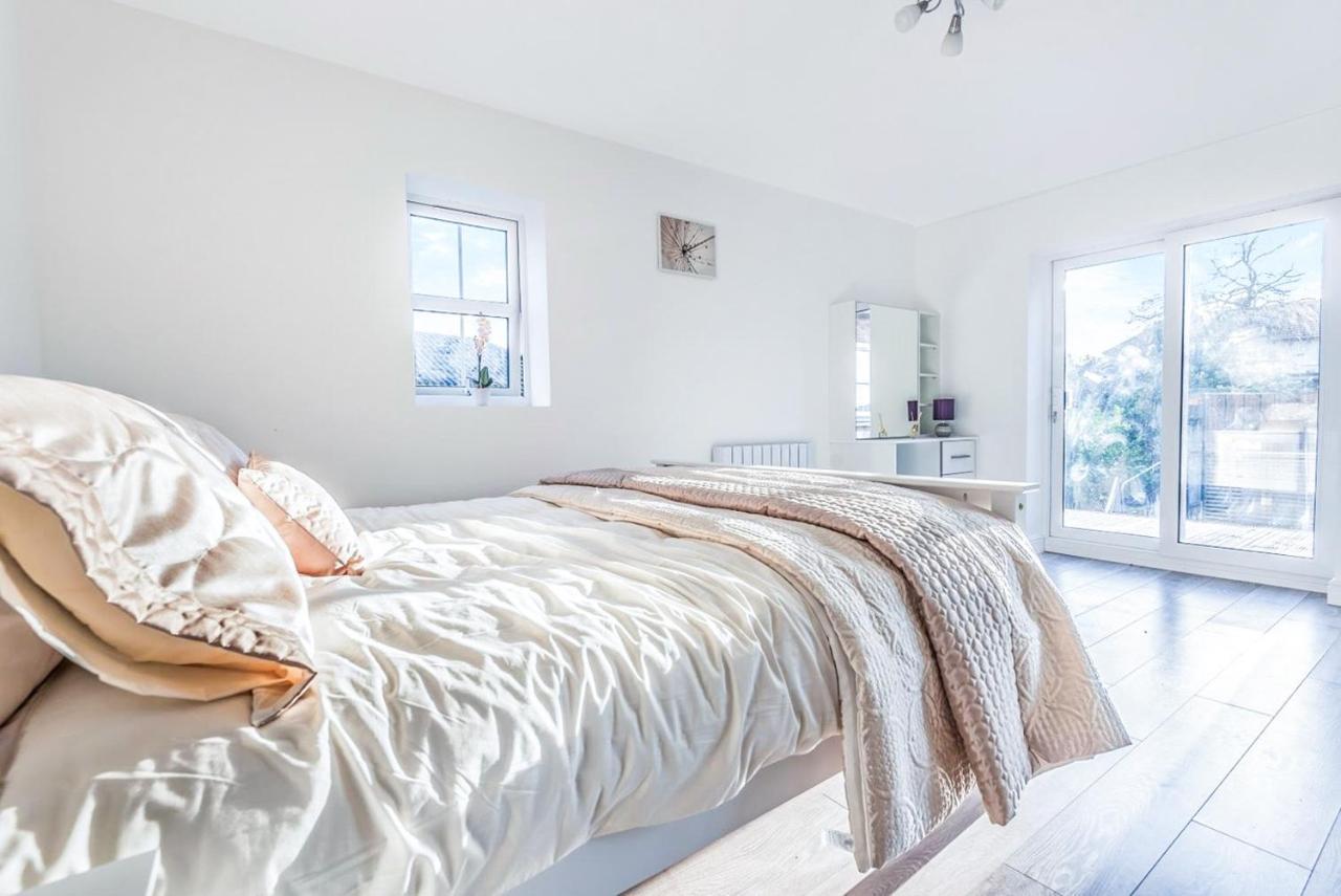 2 Bedroom City Centre Apartment In High Wycombe With Parking Buitenkant foto