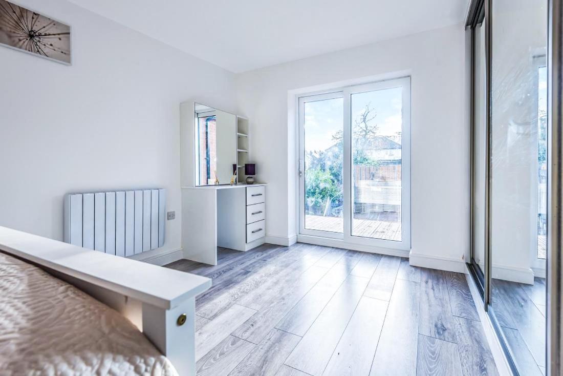 2 Bedroom City Centre Apartment In High Wycombe With Parking Buitenkant foto