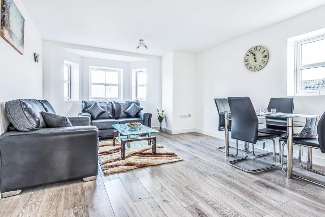 2 Bedroom City Centre Apartment In High Wycombe With Parking Buitenkant foto
