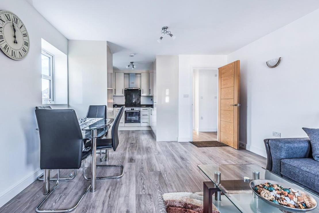 2 Bedroom City Centre Apartment In High Wycombe With Parking Buitenkant foto