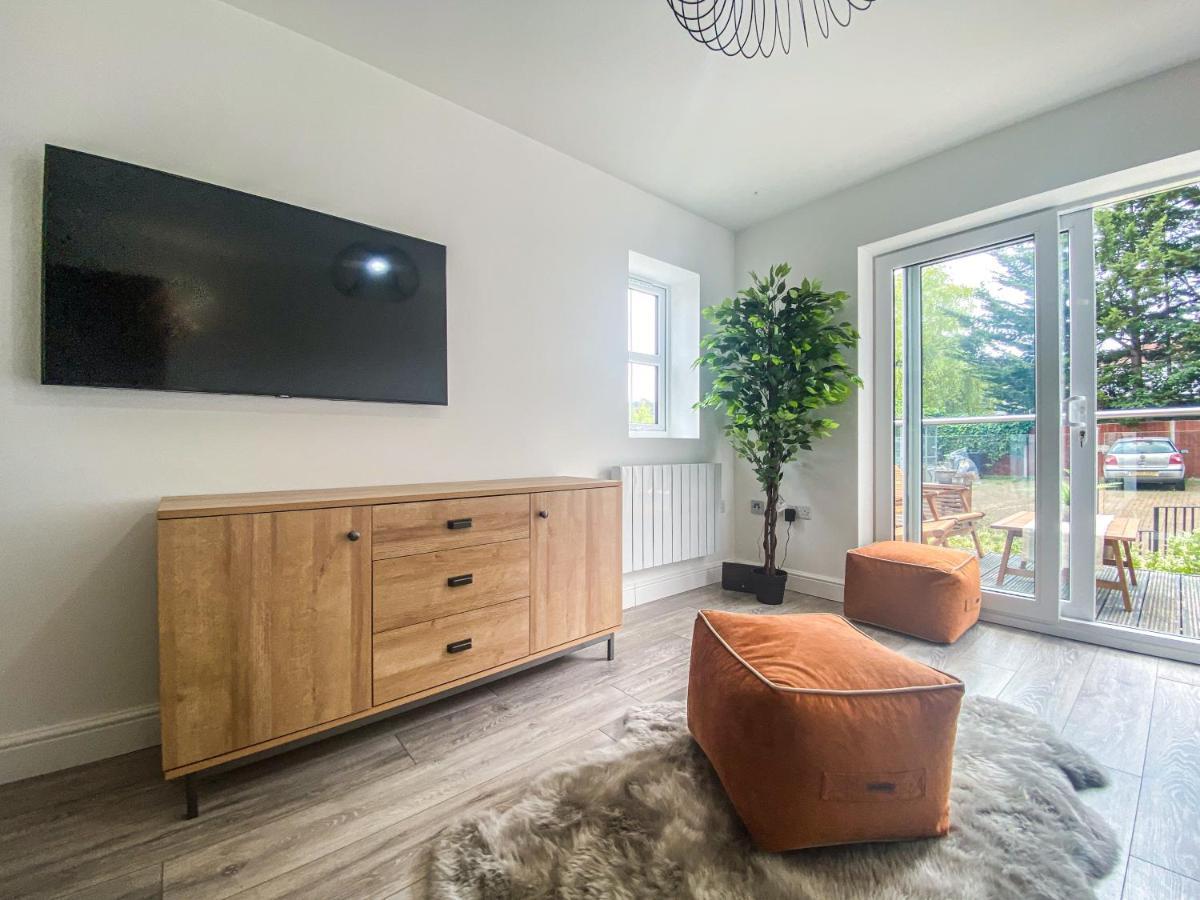 2 Bedroom City Centre Apartment In High Wycombe With Parking Buitenkant foto