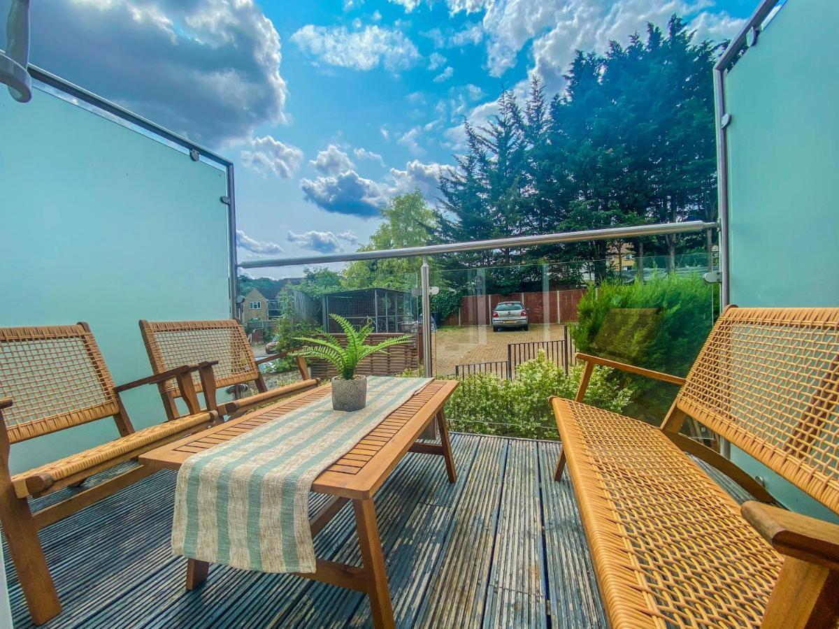 2 Bedroom City Centre Apartment In High Wycombe With Parking Buitenkant foto