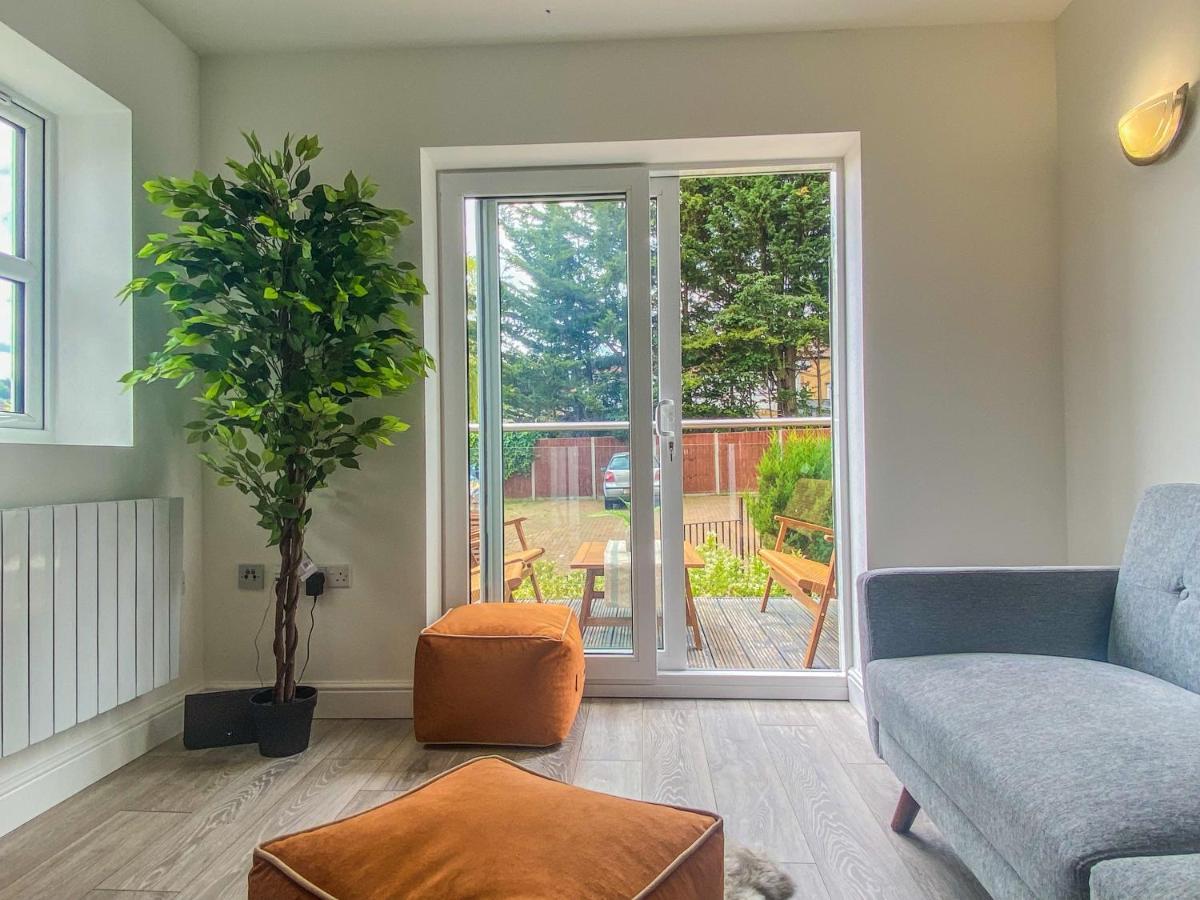 2 Bedroom City Centre Apartment In High Wycombe With Parking Buitenkant foto
