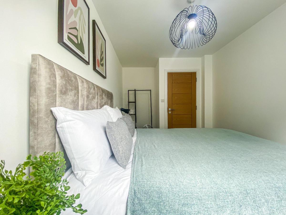 2 Bedroom City Centre Apartment In High Wycombe With Parking Buitenkant foto