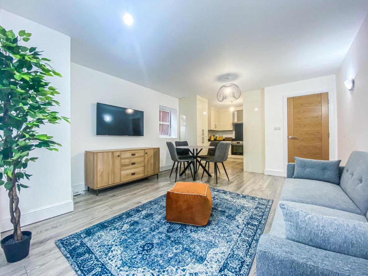 2 Bedroom City Centre Apartment In High Wycombe With Parking Buitenkant foto