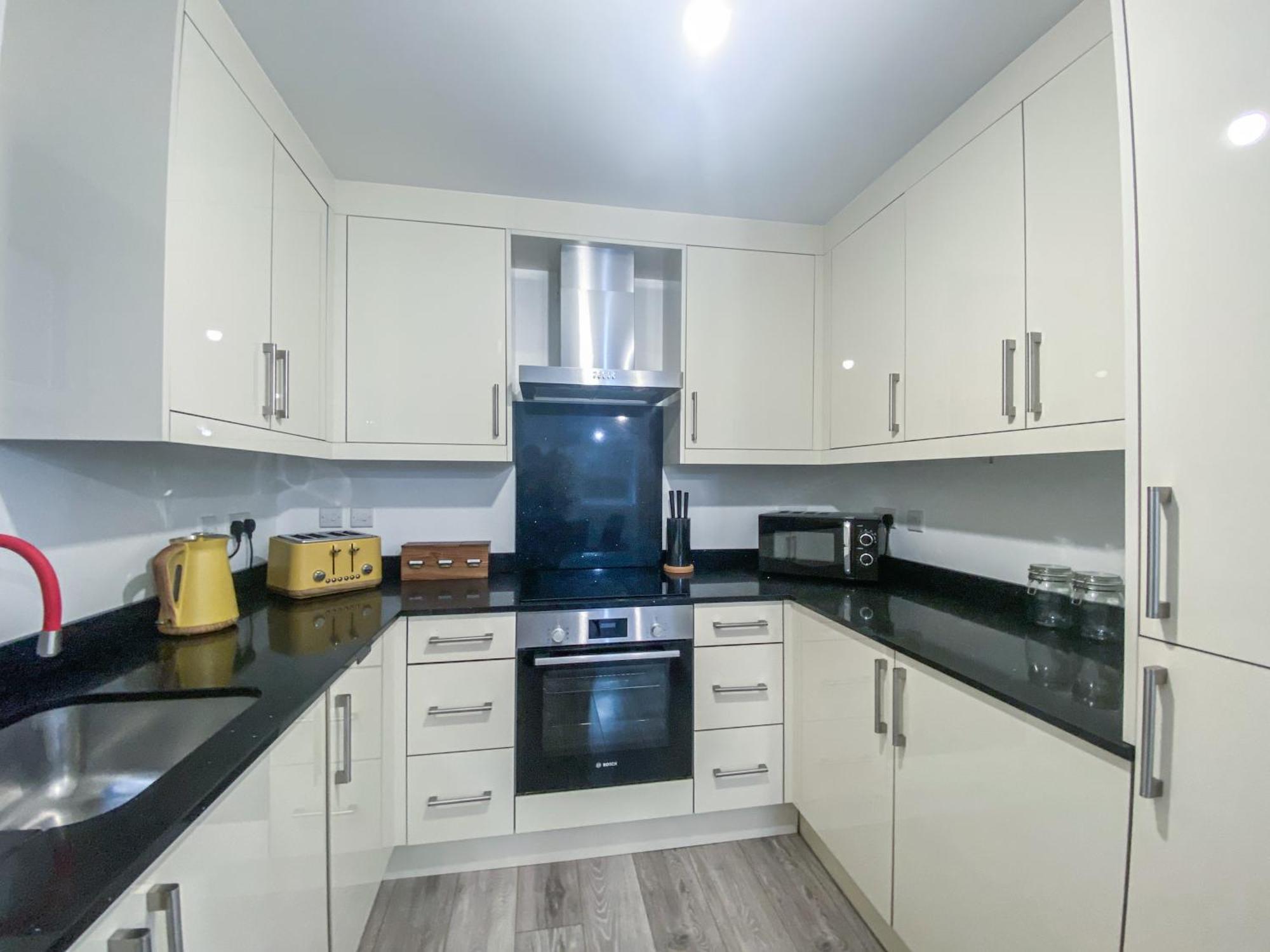 2 Bedroom City Centre Apartment In High Wycombe With Parking Buitenkant foto