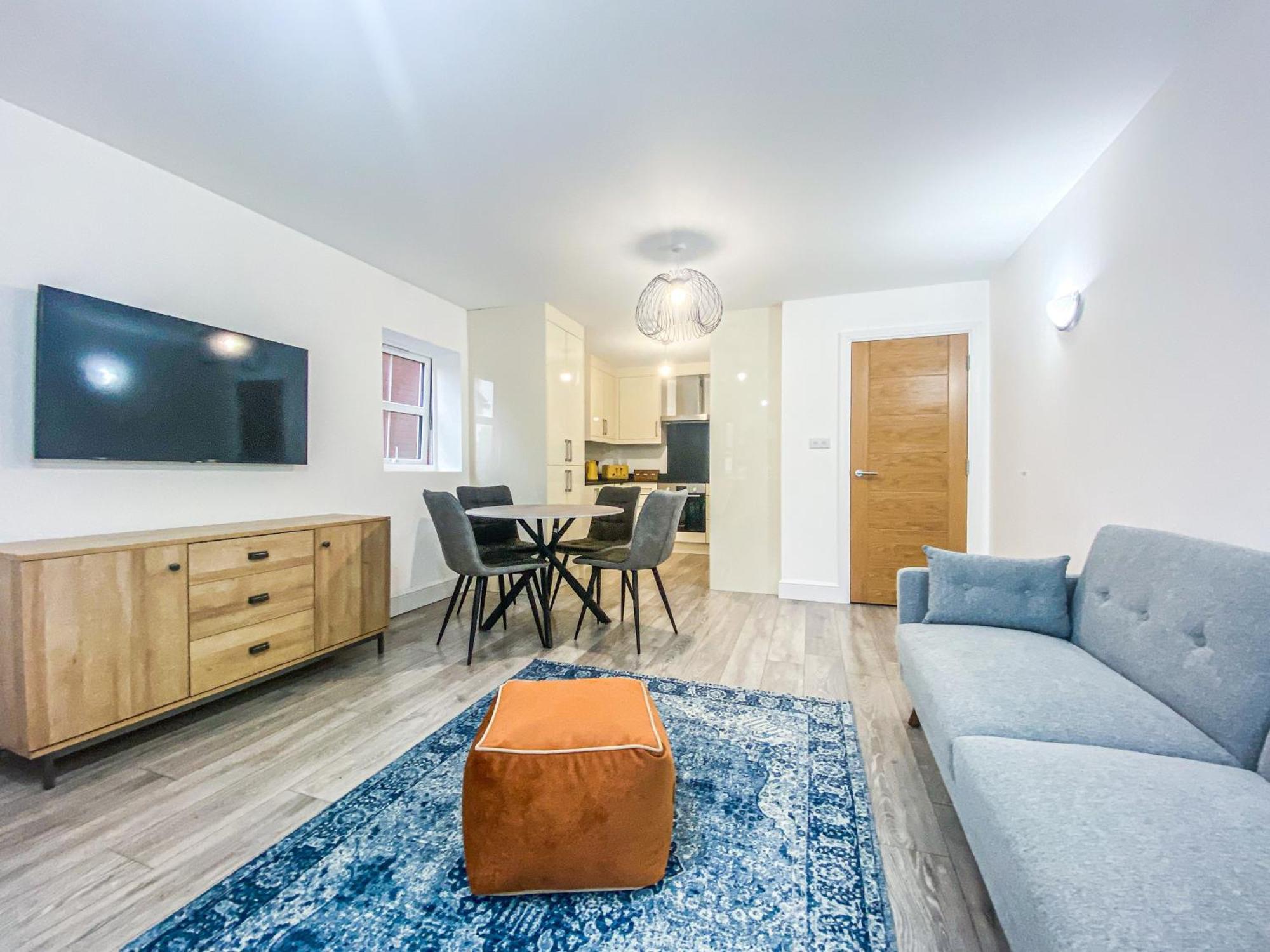2 Bedroom City Centre Apartment In High Wycombe With Parking Buitenkant foto
