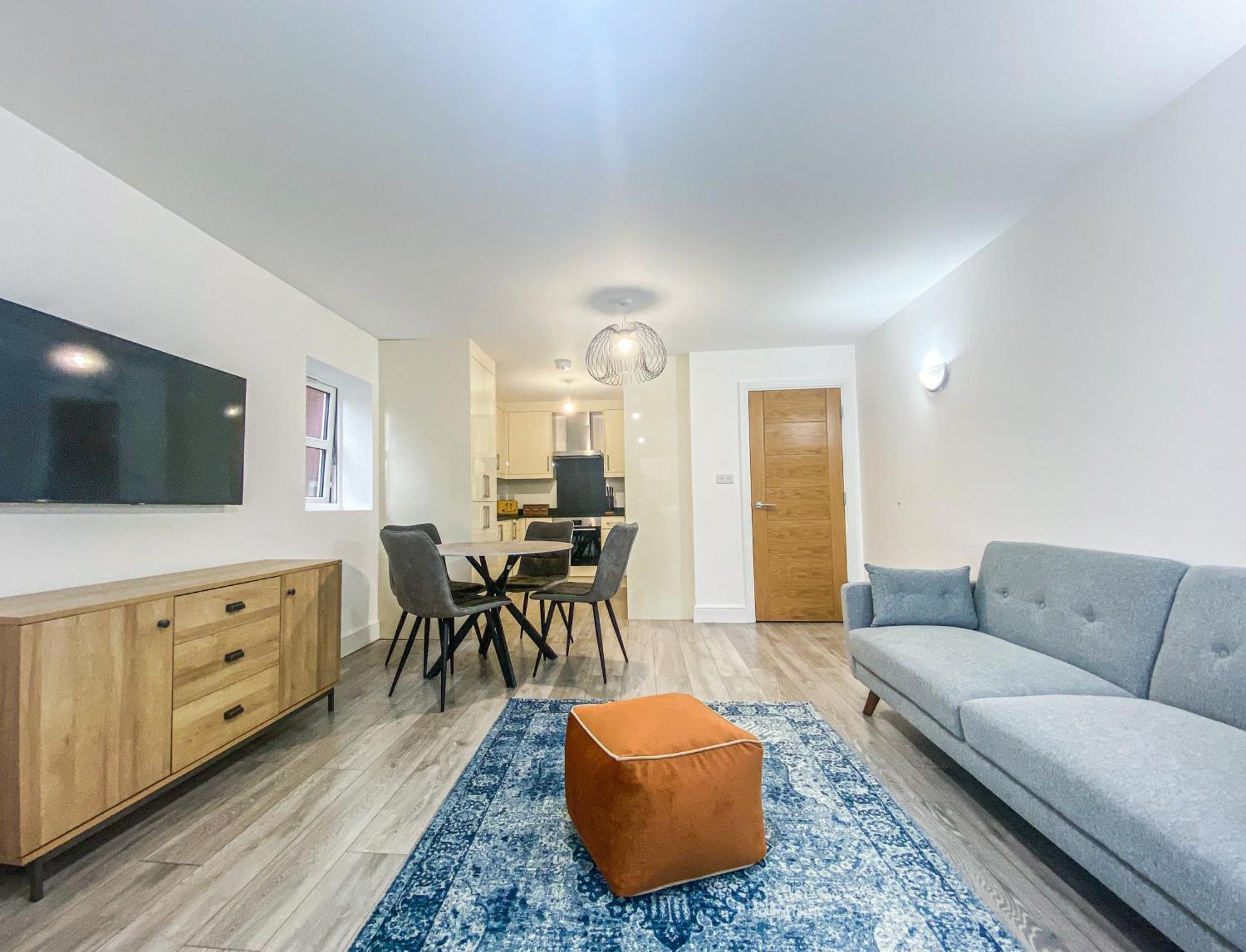 2 Bedroom City Centre Apartment In High Wycombe With Parking Buitenkant foto