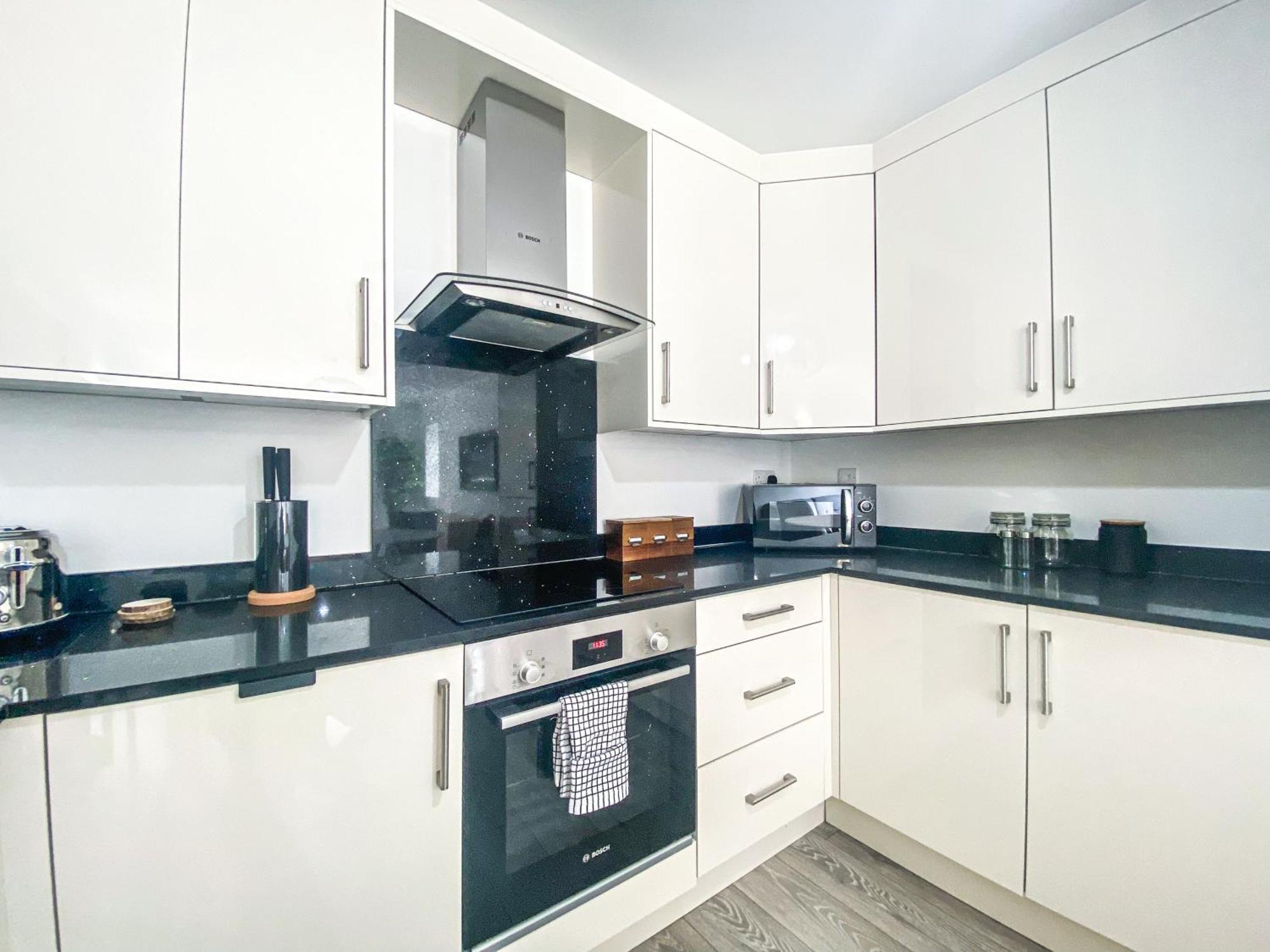 2 Bedroom City Centre Apartment In High Wycombe With Parking Buitenkant foto