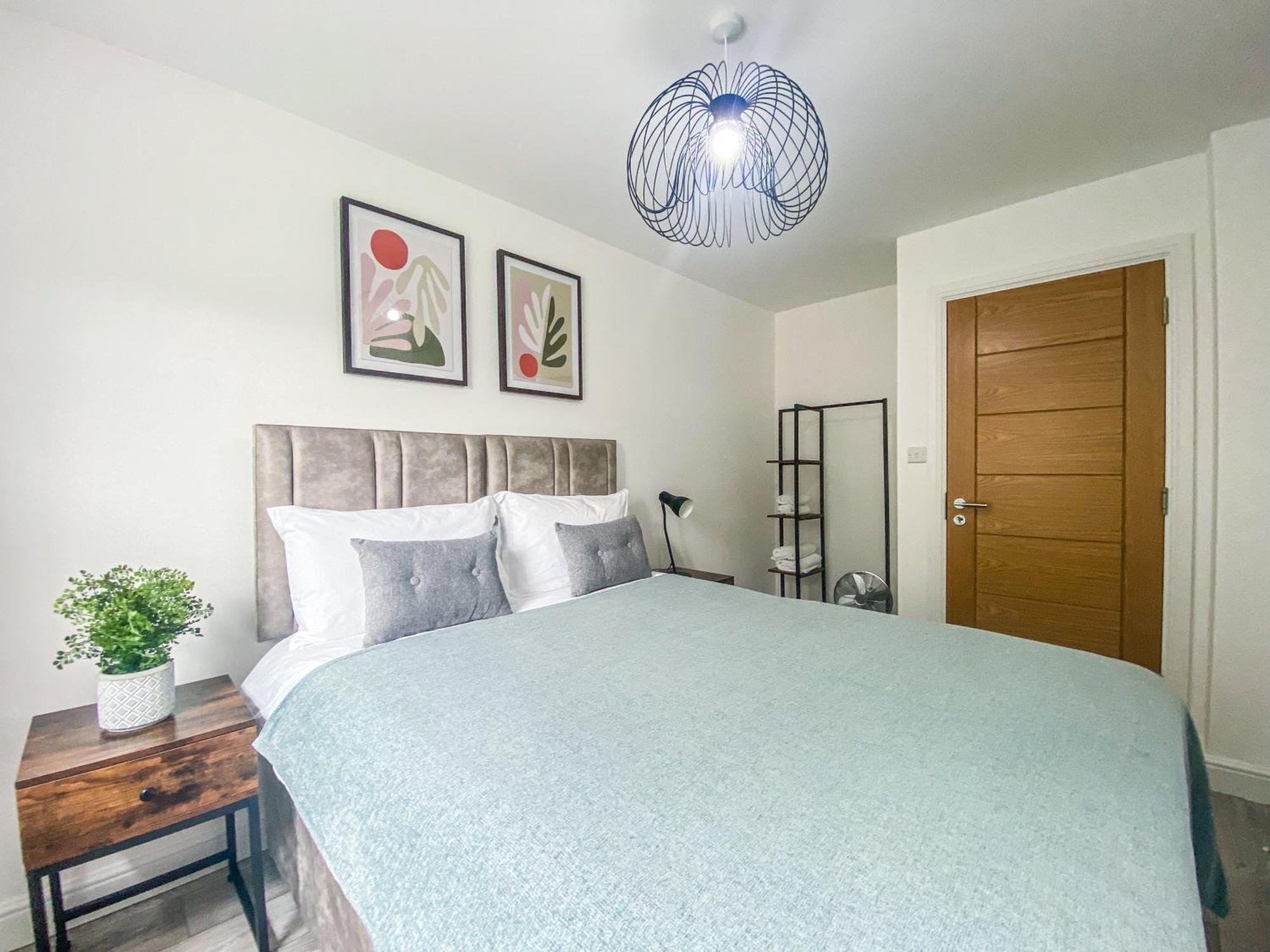 2 Bedroom City Centre Apartment In High Wycombe With Parking Buitenkant foto