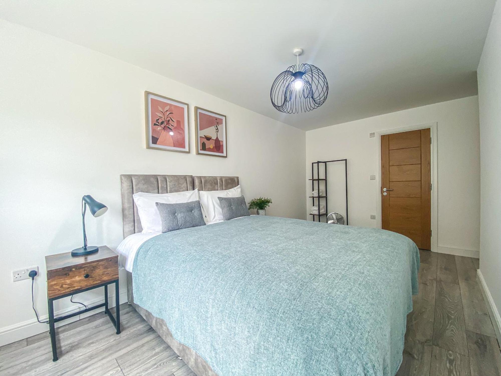 2 Bedroom City Centre Apartment In High Wycombe With Parking Buitenkant foto