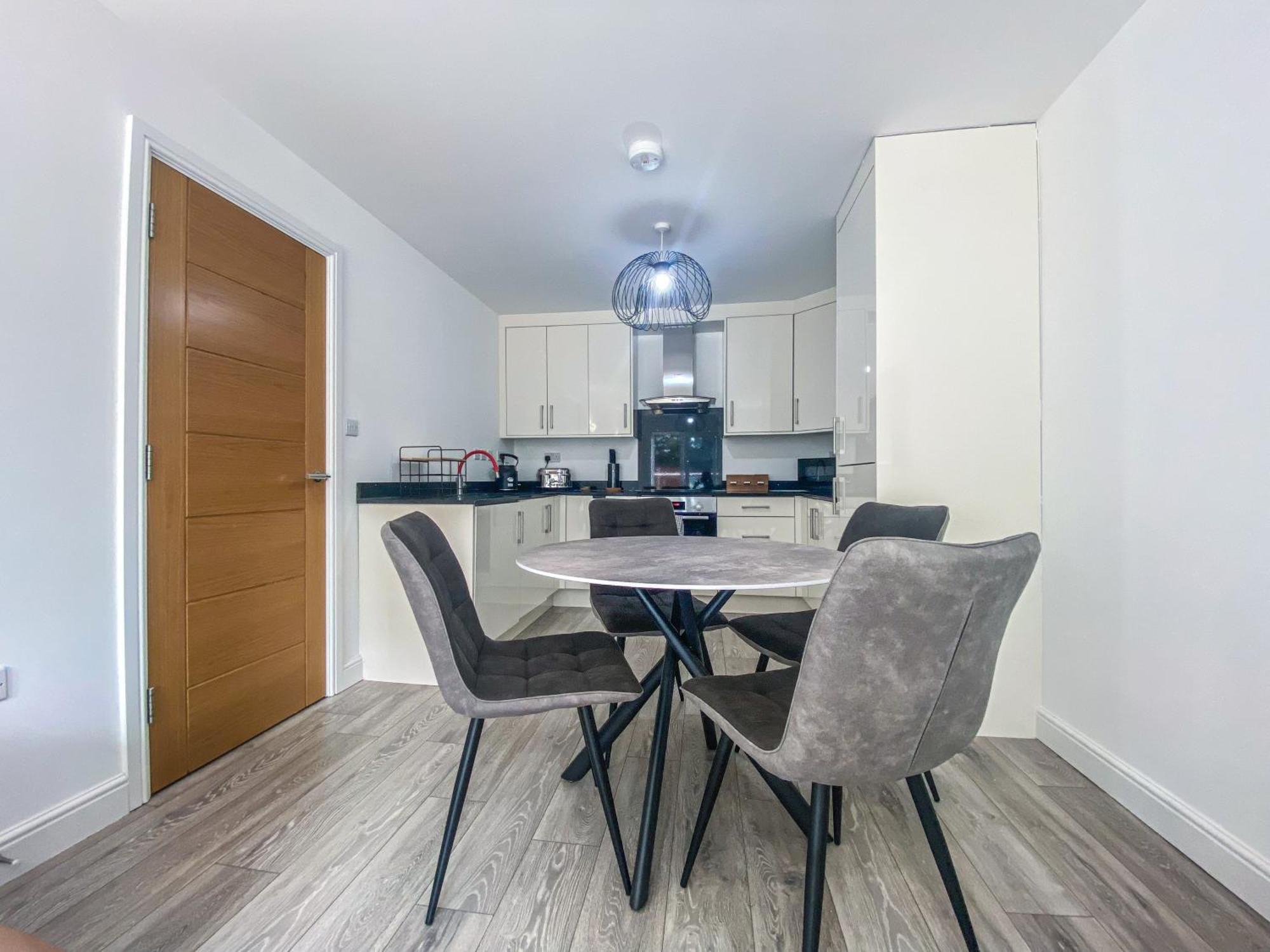 2 Bedroom City Centre Apartment In High Wycombe With Parking Buitenkant foto