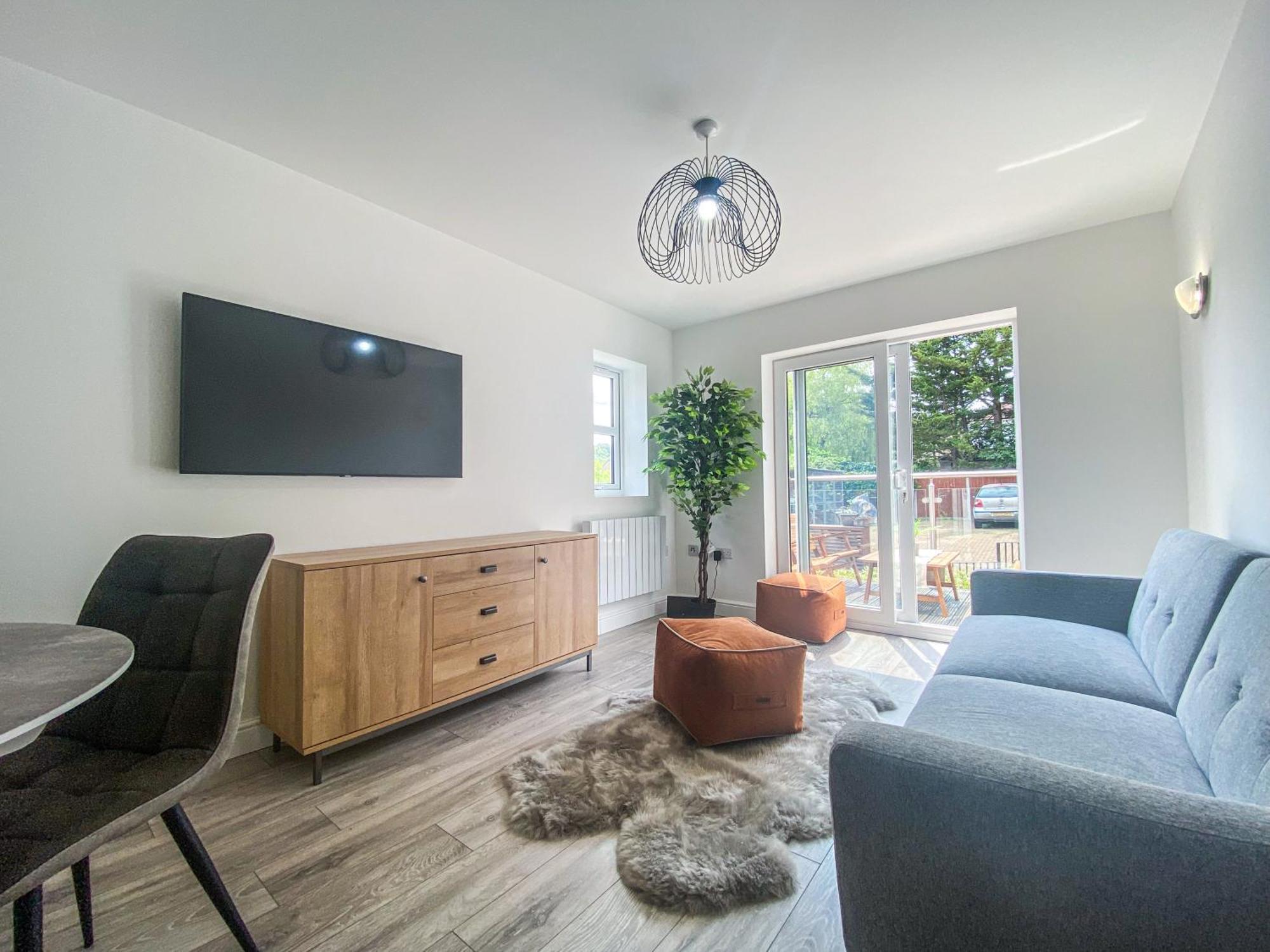 2 Bedroom City Centre Apartment In High Wycombe With Parking Buitenkant foto