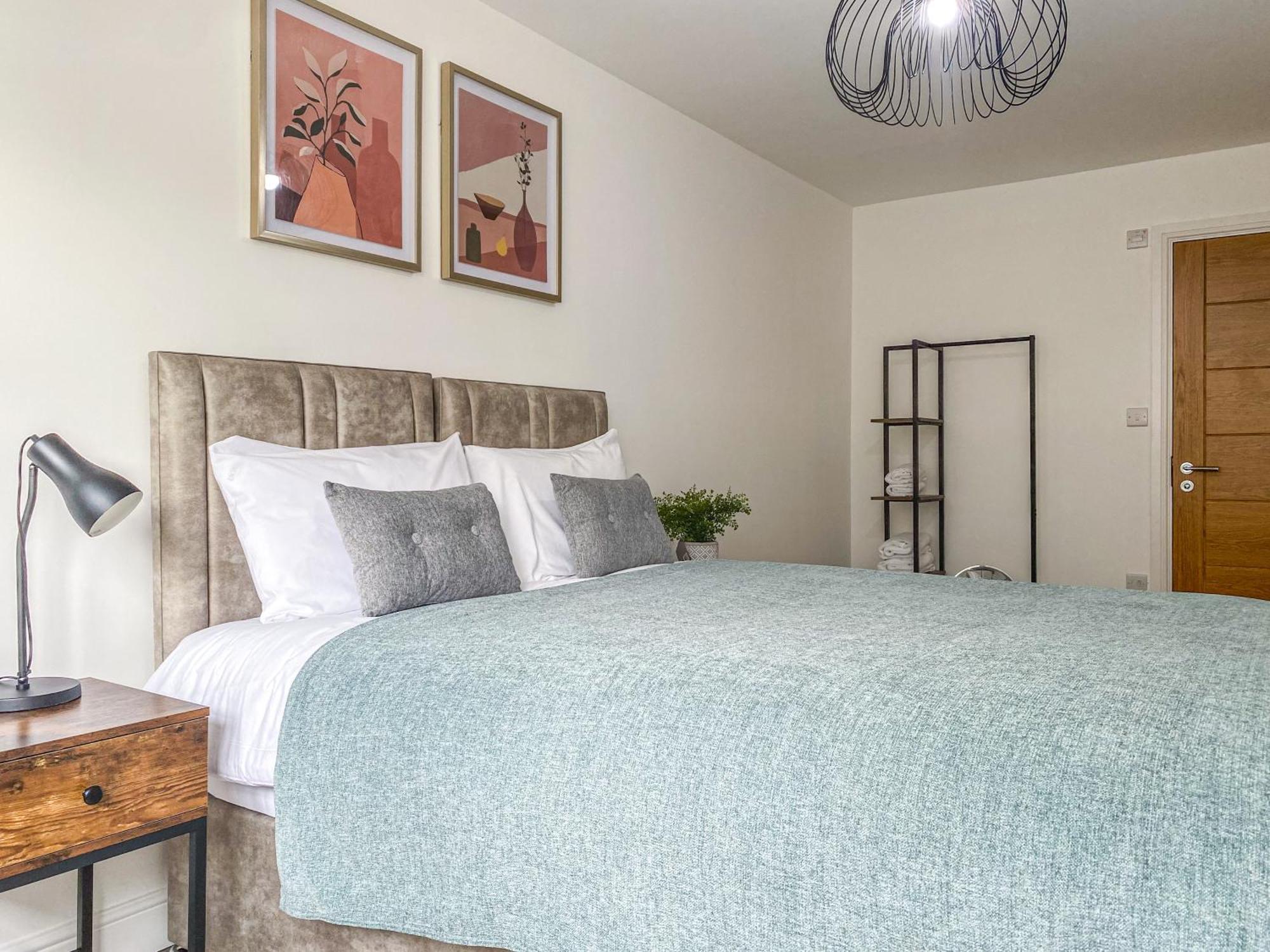 2 Bedroom City Centre Apartment In High Wycombe With Parking Buitenkant foto